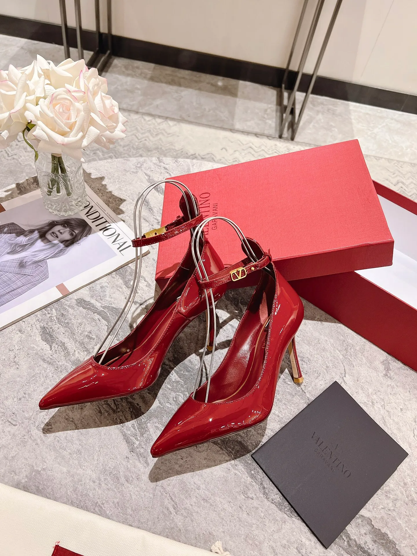 👟👟Ex-factory price 440👟👟 Genuine leather sole +40 Top version 𝑉𝐴𝐿𝐸𝑁𝑇𝐼𝑁𝑂 Valentino new spring and summer women's 6⃣️color patent leather shoes. Unique (small V-label buckle) hardware brings out a full sense of high-end, and the new season will live up to expectations! Worth buying ★ Qipi is absolutely high-grade ❥Original method, absolutely sensual ❥Elegant style, creating a different feeling, simple and elegant style!  Code number: 35-41 (34-42 customized) Fabric: Imported patent leather Lining: Sheepskin lining Heel height: 7cm-10cm2⃣️Various heel height options Leather outsole Rubber outsole